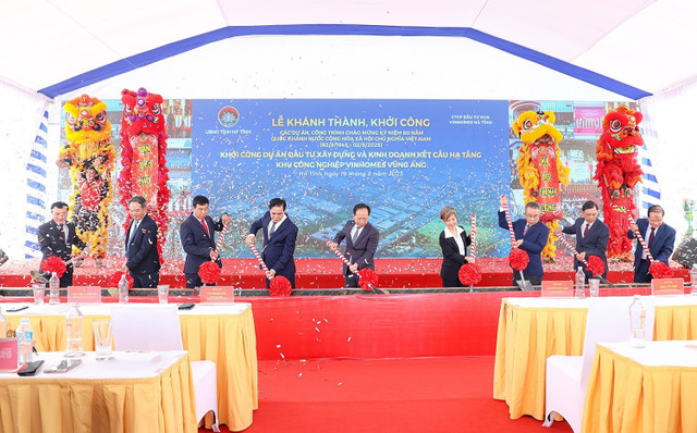 Các đại biểu thực hiện nghi thức khởi công Dự án Đầu tư xây dựng và kinh doanh kết cấu hạ tầng Khu công nghiệp Vinhomes Vũng Áng. image.jpg