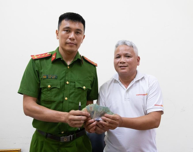 Ông Võ Đình Hà trao số tiền hơn 8 triệu đồng cho cơ quan Công an. 686f68f17c36c-5137.jpg