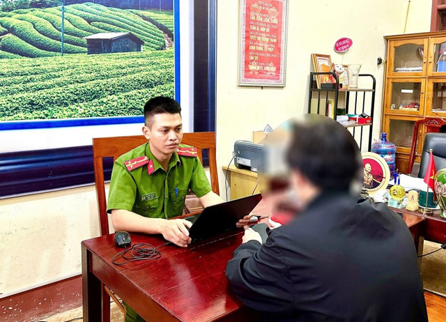 Cán bộ công an giải thích để em H. hiểu đây là thủ đoạn lừa đảo của tội phạm công nghệ cao. hinh-anh-catt-pho-chau-1748577914211.jpg