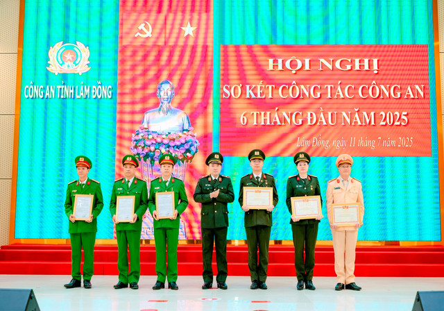 Giám đốc Công an tỉnh Lâm Đồng thay mặt Bộ Công an trao thưởng cho các đơn vị. dsc-0303.jpg