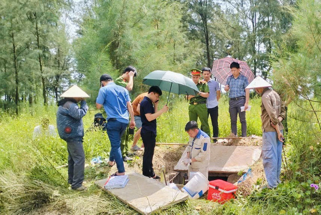 Lực lượng chức năng kiểm tra đường ống xả thải của Công ty CP Thủy sản Thông Thuận và HTX Thái Minh Thùy. 6895c6fb10f59.jpg
