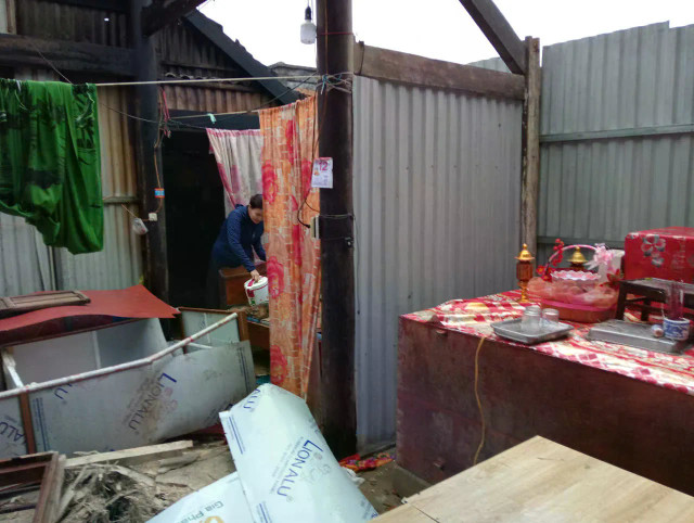 Lốc xoáy mạnh khiến ngôi nhiều nhà bị tốc mái, hư hỏng. z6699688585111-c7a5b2de34aa0eaec239a0e67dc26a1a-4728-575.jpg