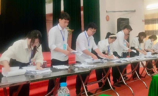 Công ty đấu giá đang kiểm tra phiếu. dau-gia-dat-px3-4598-8832.jpg