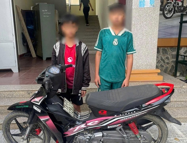 Hai đối tượng cùng tang vật tại cơ quan Công an. trom-cap.jpg