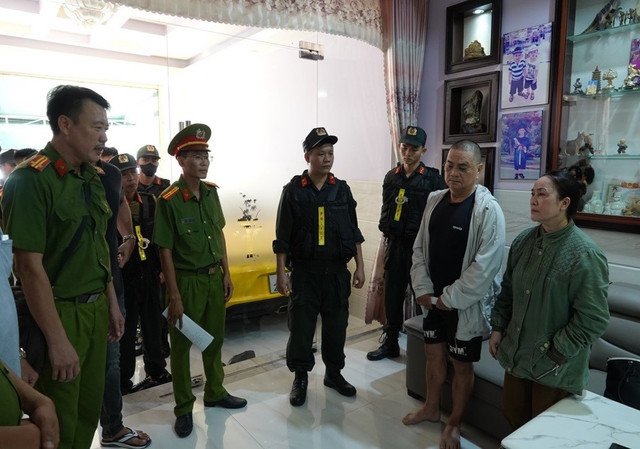 Lực lượng chức năng tiến hành khám xét nơi ở của các đối tượng... 3.jpg