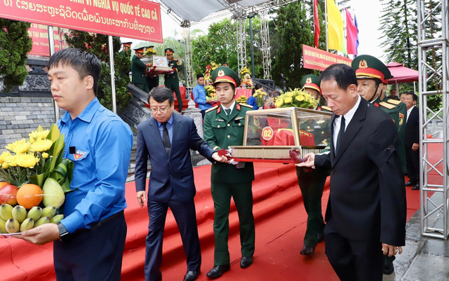 Phó Chủ tịch UBND tỉnh Hà Tĩnh Dương Tất Thắng và đại diện lãnh đạo tỉnh Bolikhămxay (Lào) di chuyển hài cốt liệt sỹ về nơi an nghỉ cuối cùng. img-2755-copy.jpg
