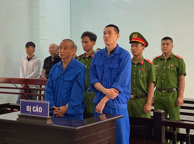 Hai bị cáo tại phiên toà. u2.jpg