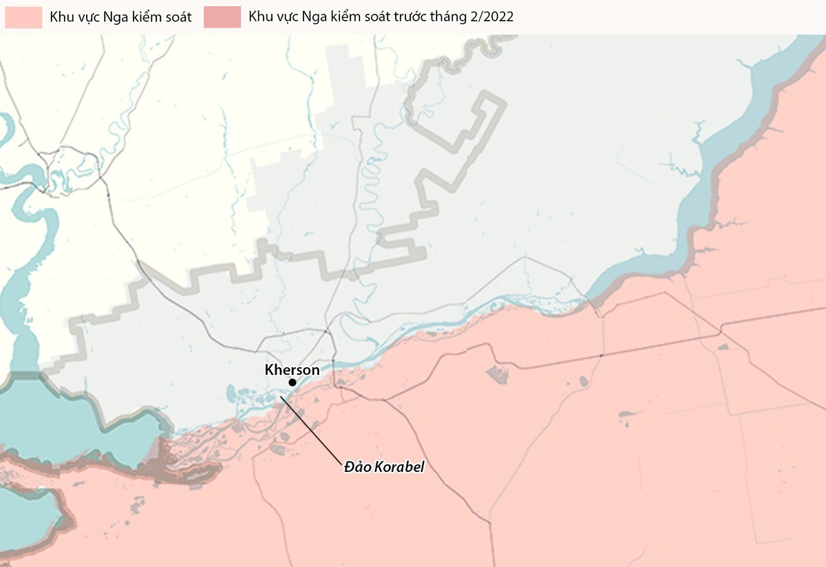 Cầu Korabel bắc qua phân nhánh Kosheva thuộc hệ thống sông Dnieper, nối giữa đảo Korabel và phần còn lại của thành phố Kherson hiện do Ukraine kiểm soát. Công trình được xây dựng dưới thời Liên Xô vào năm 1954, lần đại tu gần nhất diễn ra năm 2004.