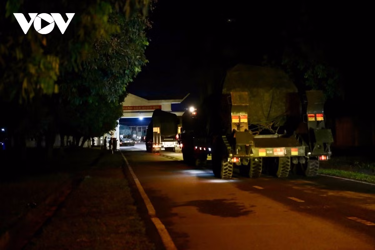 Khoảng 20h40, công tác chuẩn bị tại Trung tâm huấn luyện quân sự Quốc gia 4 đã hoàn tất, các phương tiện sẵn sàng cơ động về trung tâm Hà Nội.