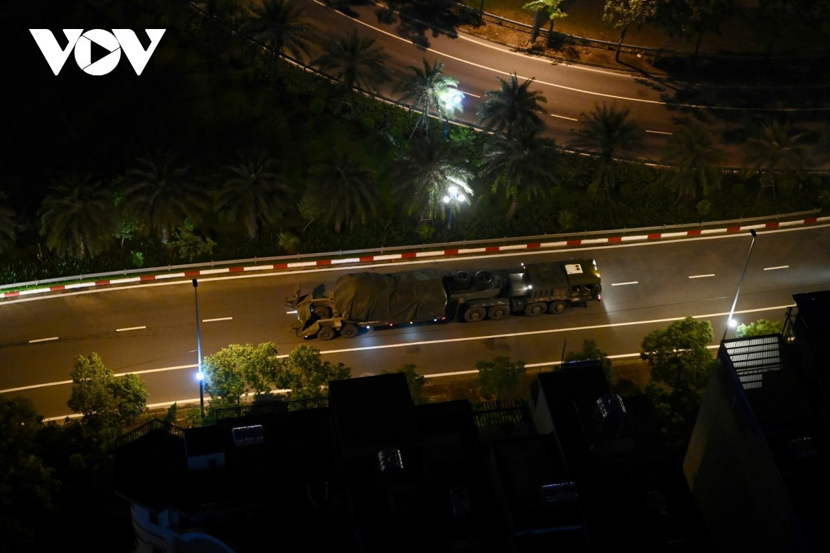 Đoàn xe di chuyển qua khu vực ngã 3 Võ Chí Công, Âu Cơ