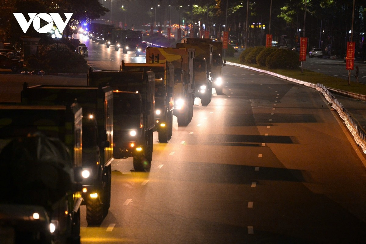 Đoàn xe pháo lễ di chuyển đến khu vực trường đua F1, gần sân vận động Mỹ Đình, Hà Nội.