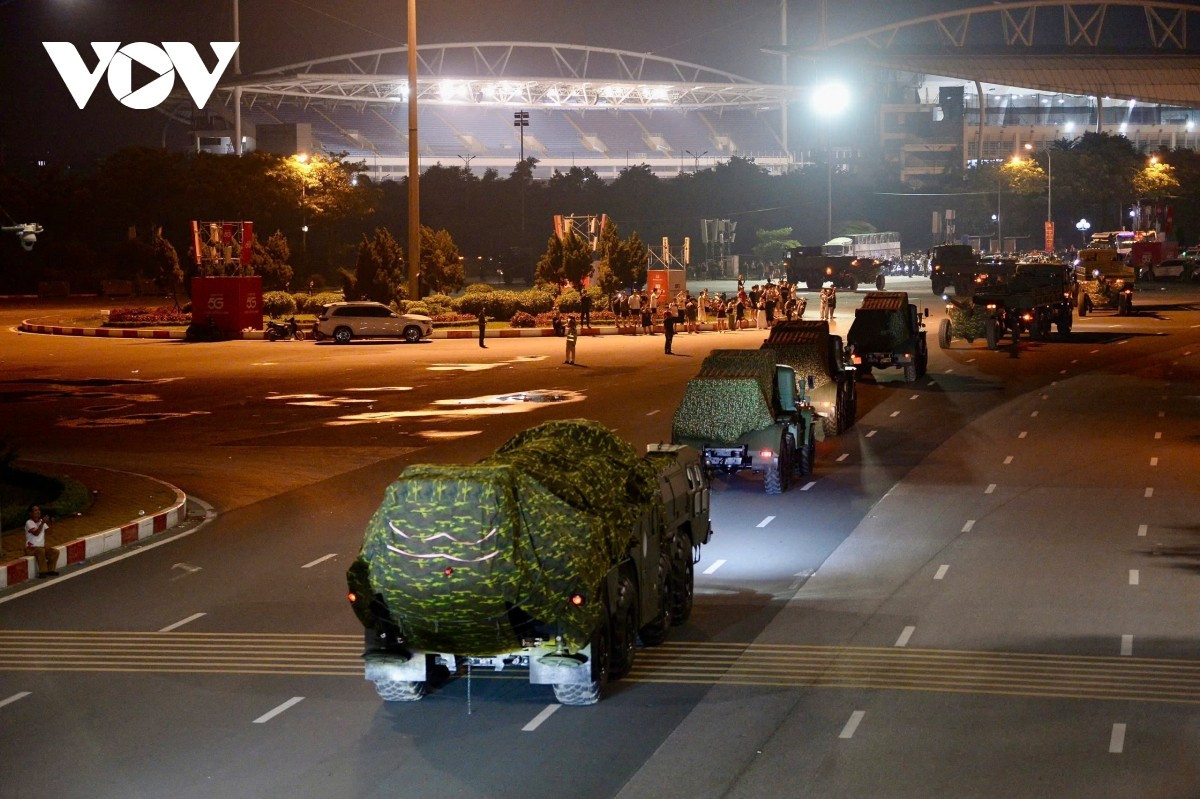 Đoàn xe bánh xích, thiết giáp di chuyển qua khu vực trường đua F1, tiến về Sở Chỉ huy trên phố Nguyễn Tri Phương, Hà Nội.