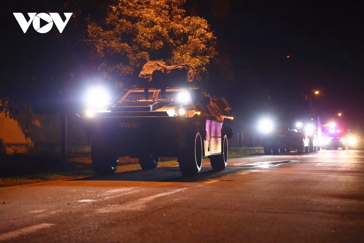 Đêm 19 đến rạng sáng 20/8, lực lượng khí tài quân sự tiếp tục được cơ động về các điểm tập kết ở trung tâm Hà Nội để chuẩn bị cho lễ diễu binh, diễu hành dịp Quốc khánh 2/9.