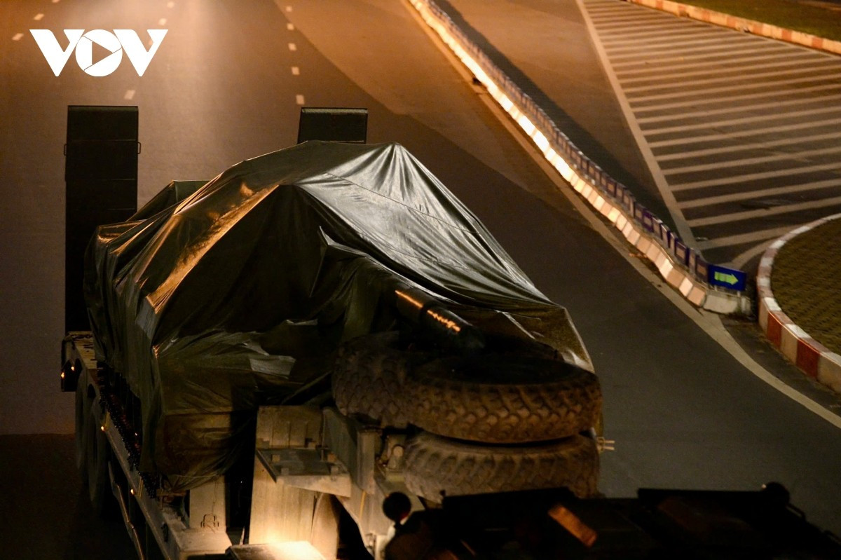 Các xe thiết giáp, xe bánh xích đều được bọc cẩn thận để đảm bảo an toàn.