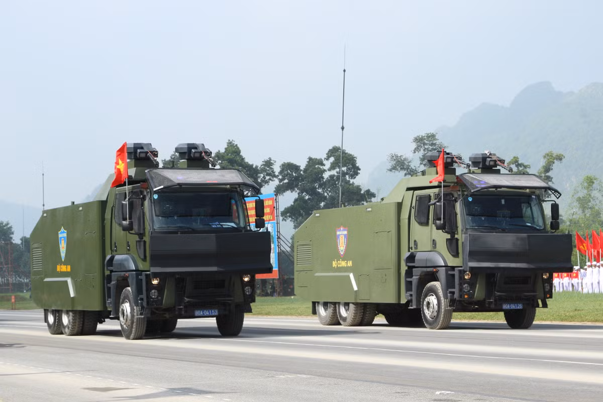 Xe đặc chủng chống bạo loạn để chống bạo loạn, giải tán đám đông và chữa cháy rất hiệu quả. Xe được trang bị hệ thống điều khiển tự động hiện đại gồm các vòi phun nước áp lực lớn và tích hợp hệ thống trộn chất cay, phun sơn đánh dấu đối tượng, hệ thống camera được bố trí phía trước, phía sau và trên nóc giúp cán bộ, chiến sĩ dễ dàng quan sát đến các mục tiêu.