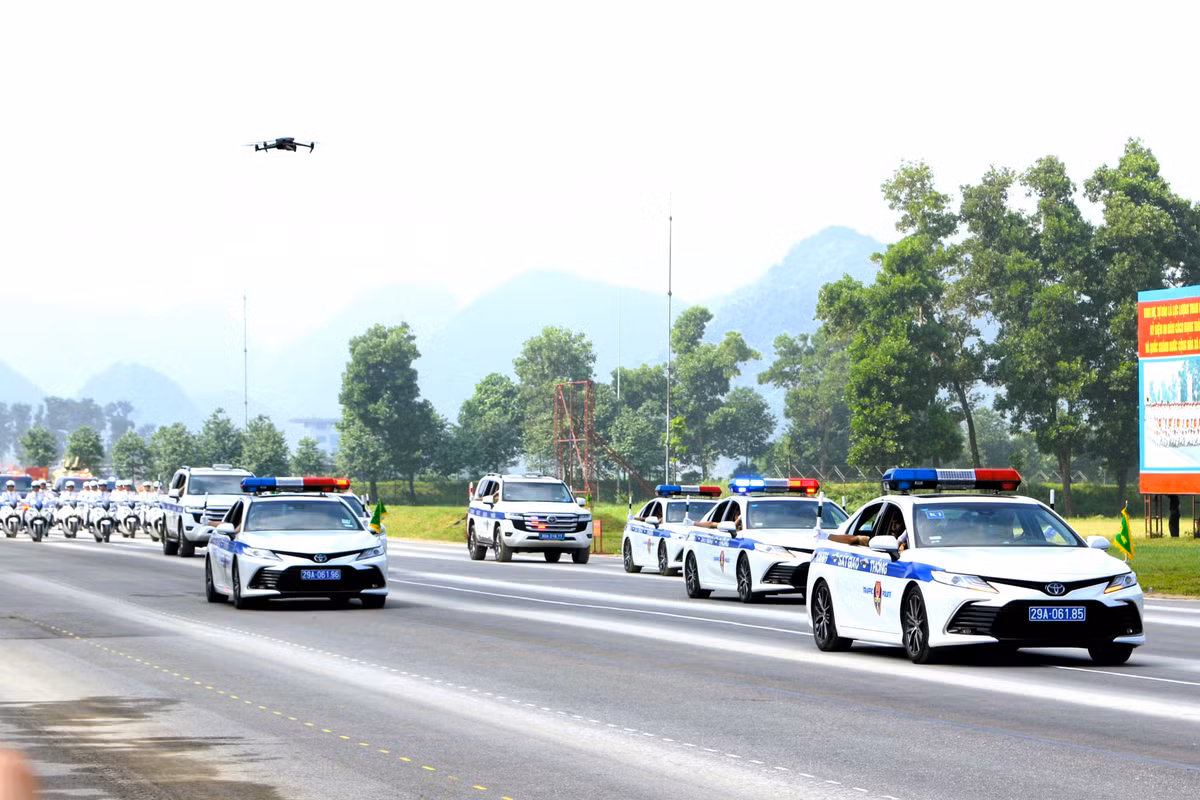 Dẫn đầu khối xe đặc chủng Công an Nhân dân Việt Nam là Khối xe chỉ huy giao thông.