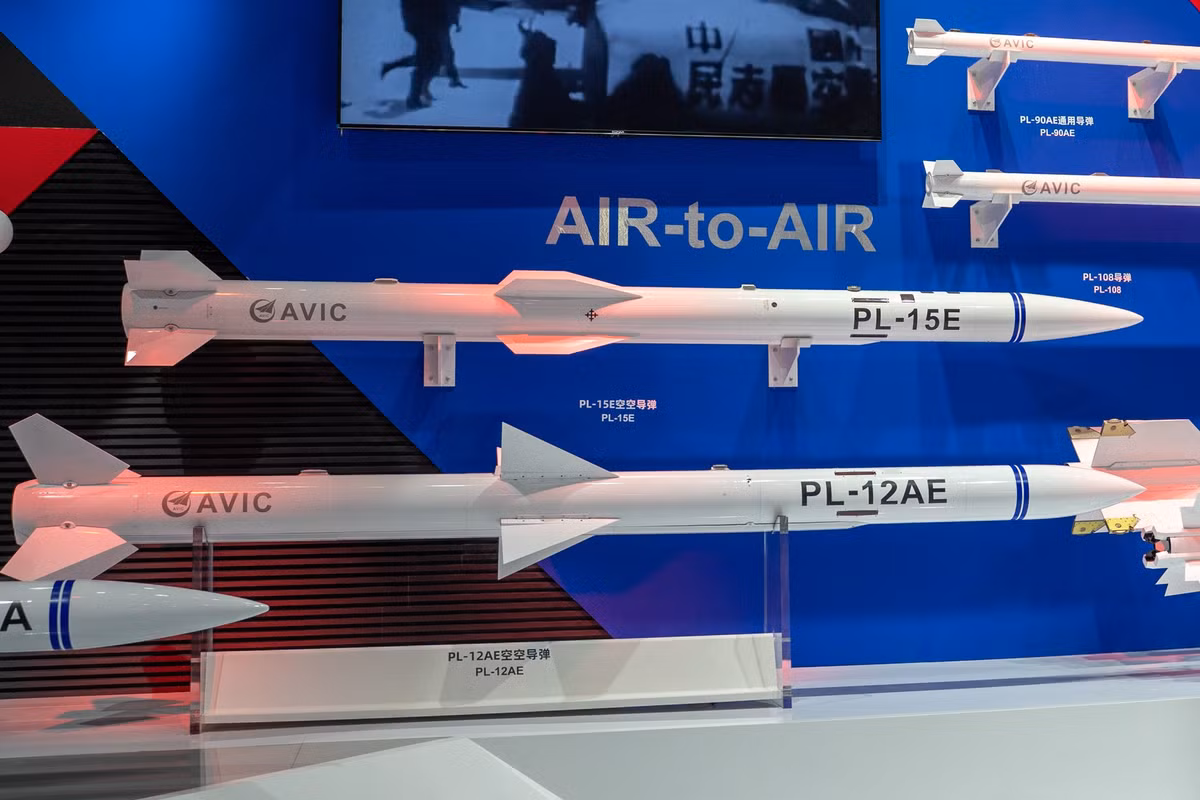 Nó được cho là có thể tấn công mục tiêu ở khoảng cách lên đến 140 km ở bán cầu sau và khoảng 200 km ở góc ngang (90° đến 270°), ngang bằng với tên lửa AIM-260 do Mỹ phát triển và R-37M của Nga. Ảnh: @Asia Times.