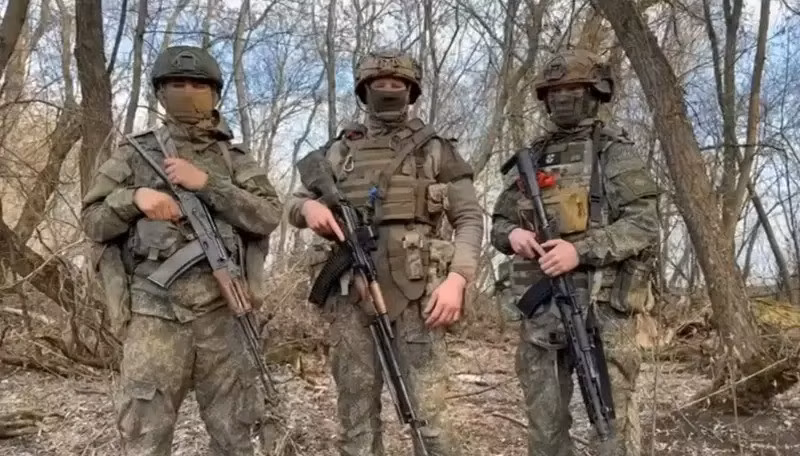 Trong khi đó, tối hậu thư mà Ukraine và châu Âu đưa ra cho Moskva về lệnh ngừng bắn ngay lập tức tại chiến trường Nga-Ukraine, được tướng Pháp François Chauvancy đánh giá là “hoàn toàn vô nghĩa”. Theo tướng Chauvancy, về mặt quân sự, Nga đang trên đà thắng thế và không cần phải đáp ứng yêu cầu của Kiev và châu Âu.