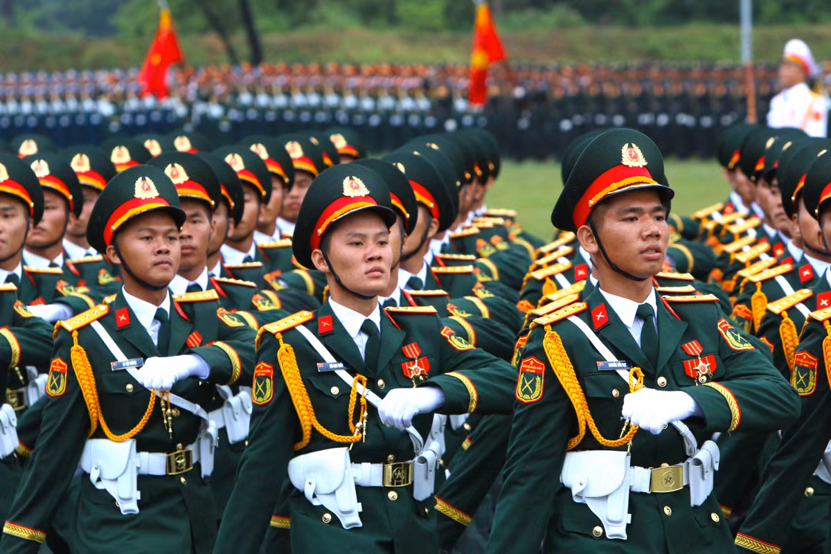 Ngoại thành Hà Nội mưa từ sáng sớm nhưng không vì thế mà ảnh hưởng đến buổi tổng hợp luyện. Các khối khi tiến qua lễ đài vẫn giữ đúng động tác cá nhân, đội hình hàng ngang, hàng dọc đã đều, đẹp, thống nhất.