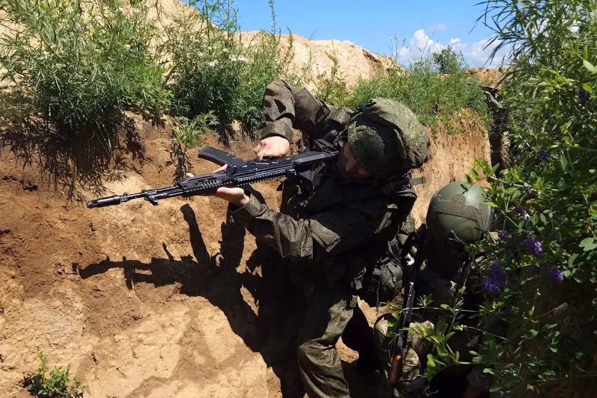 Hiện nay, dọc theo trục đường H15 từ Kurakhove tới Zaporozhye, hiện RFAF đã kiểm soát phần lớn ngôi làng Bogatyr, thì ở cánh phải, với việc áp sát làng Komar, Cụm Vostok của RFAF đang hình thành vòng vây gọng kìm, đối với quân Ukraine tại ngôi làng Otradnoye.