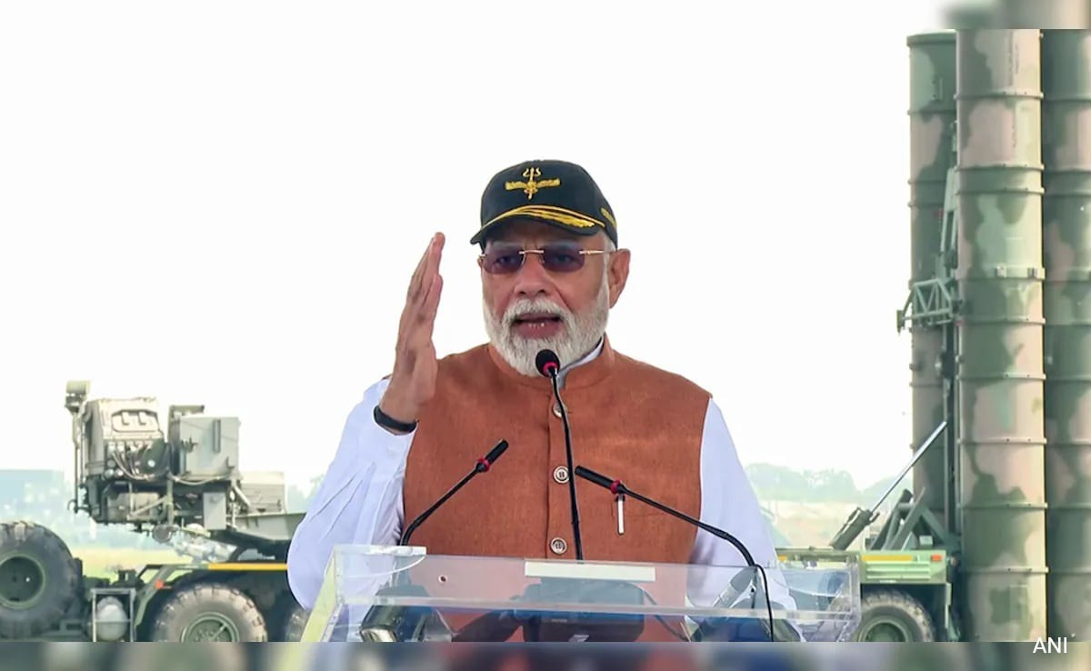 Ngày 13/5, trong chuyến thăm đến căn cứ không quân Adampur ở bang Punjab, Thủ tướng Ấn Độ Narendra Modi đã gây chú ý khi công khai ca ngợi vai trò của hệ thống phòng không S-400 “Triumf” do Nga sản xuất trong việc giúp nước này ứng phó với các đợt tấn công từ Pakistan. Đây là lần đầu tiên New Delhi xác nhận việc sử dụng S-400 trong chiến đấu thực tế.