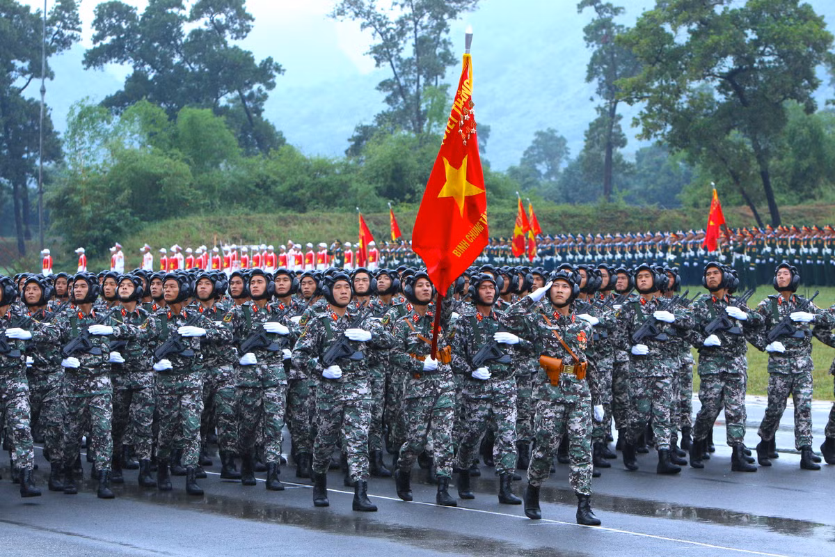 Buổi tổng hợp luyện diễu binh, diễu hành có sự tham gia của hơn 16.000 cán bộ, chiến sĩ lực lượng vũ trang gồm 18 khối đứng và 43 khối đi.