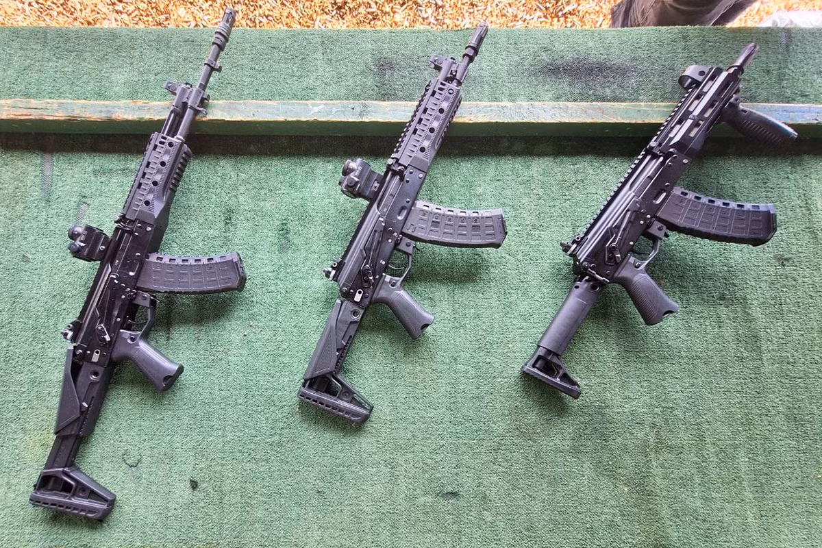 RG dẫn lời Thiết kế sư Sergey Urzhumtsev của tập đoàn Kalashnikov Concern cho biết, phiên bản mới của súng trường tấn công AK-12 ra đời từ phản hồi của các binh sĩ trên chiến trường Ukraine. Trong ảnh lần lượt từ trái sang là AK-12, AK-12K và AK-12SK.