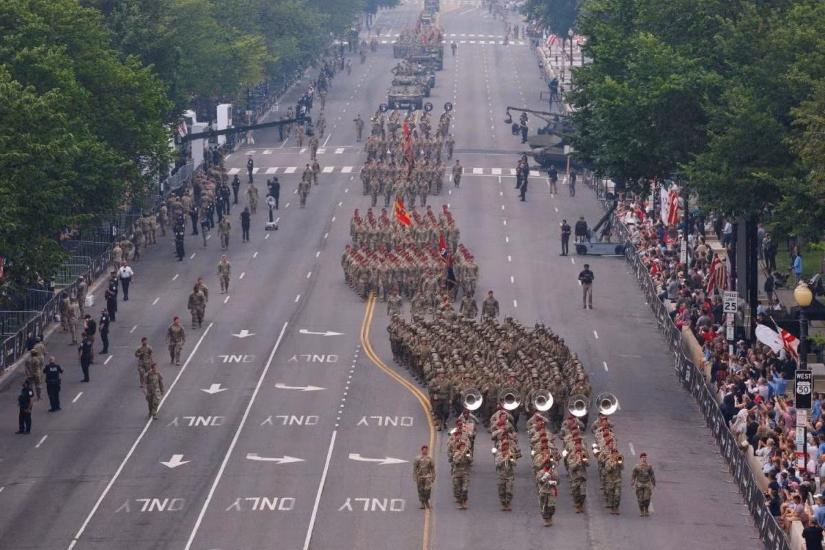Lễ duyệt binh nhân 250 năm thành lập lục quân Mỹ có sự tham gia của 6.600 binh sĩ và 200 khí tài.