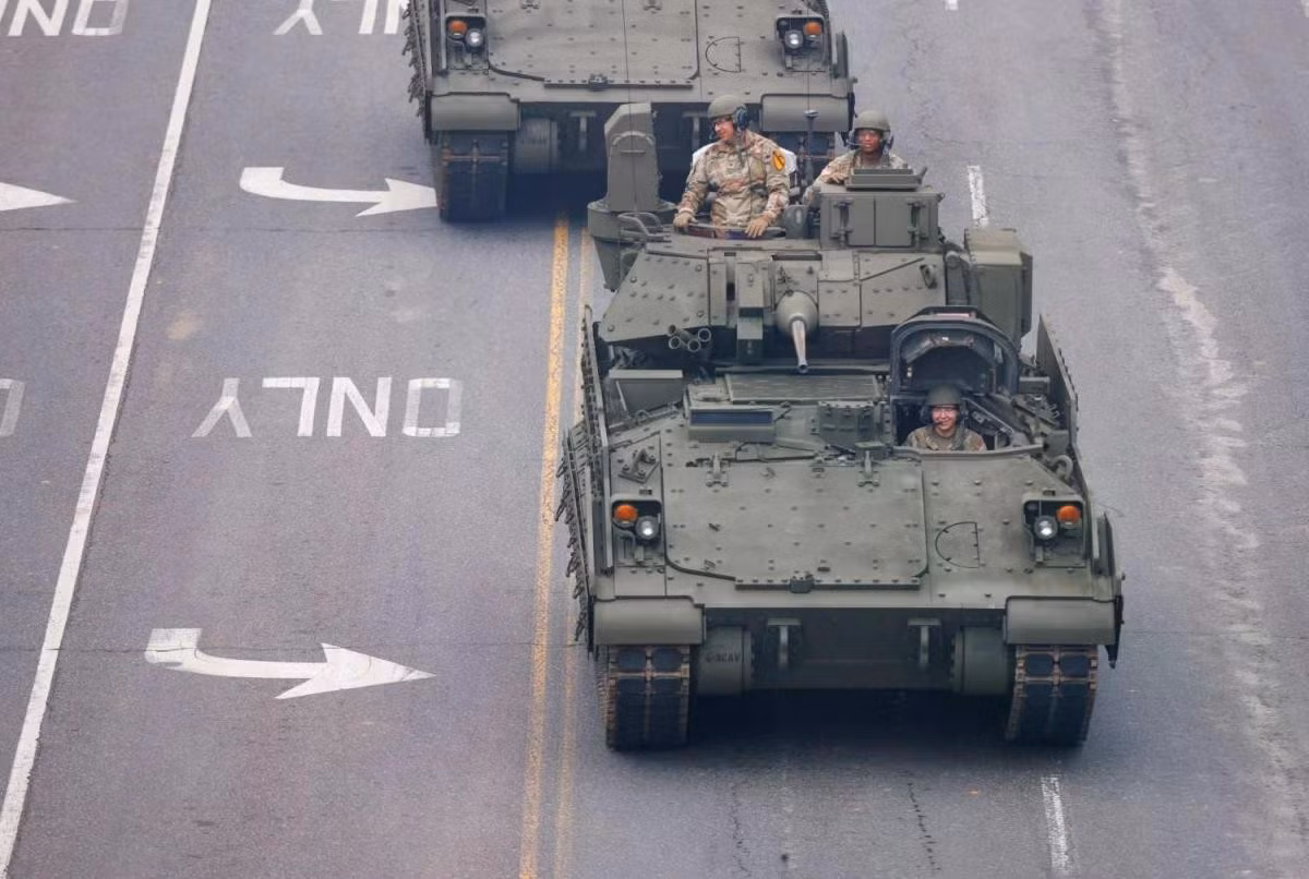 Khí tài xuất hiện tại lễ duyệt binh gồm những thiết bị đời cũ như xe tăng M4 Sherman trong Thế chiến II, các vũ khí hiện đại như xe tăng chủ lực M1A2 Abrams, thiết giáp M2A3 Bradley, pháo tự hành M109A7 Paladin, pháo phản lực HIMARS và chó robot.