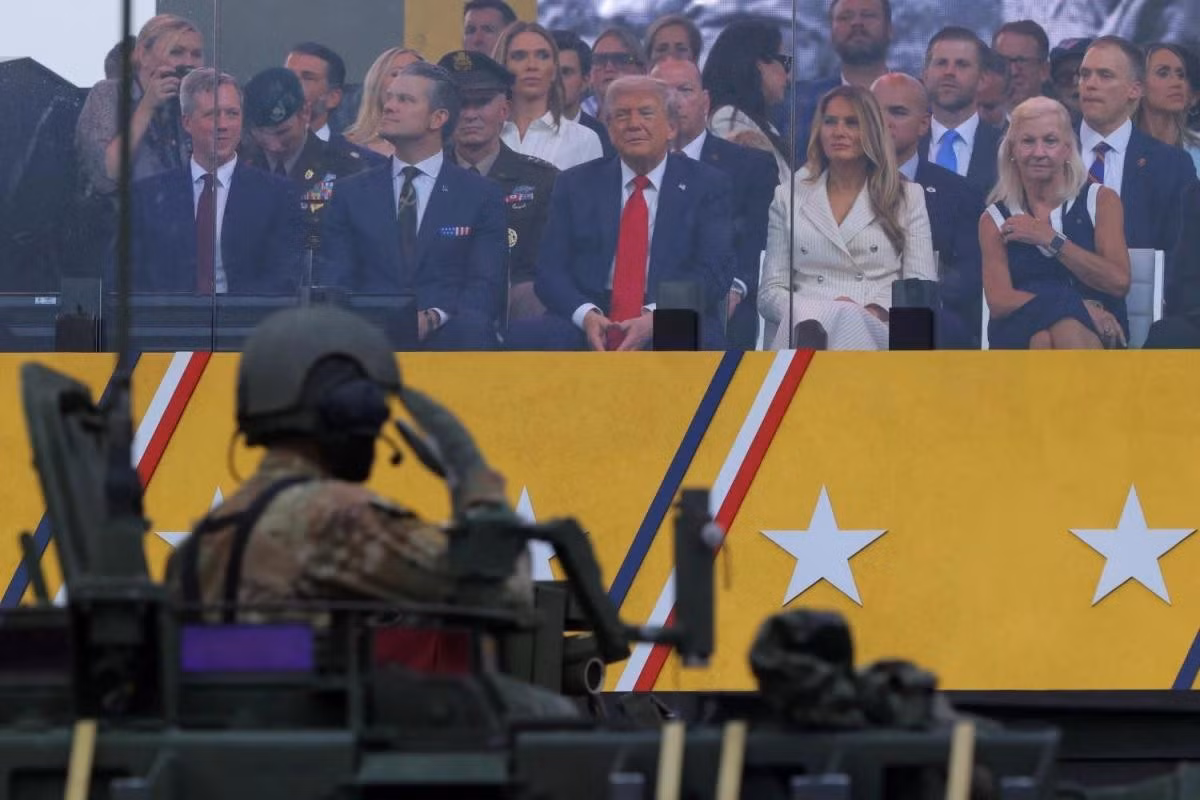 Một binh sỹ chào Tổng thống và phu nhân khi đi qua lễ đài.