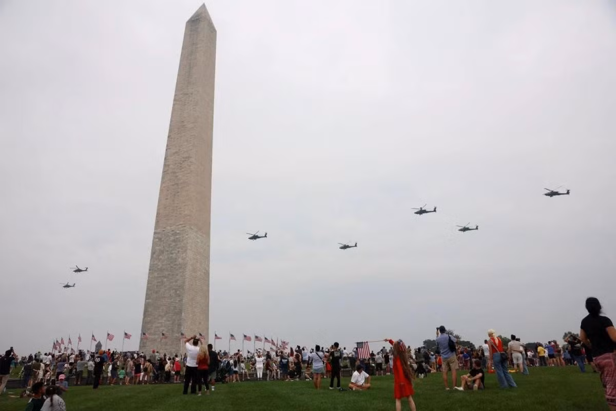 Đội hình trực thăng bay qua Tượng đài Washington trong sự chứng kiến của đông đảo người dân.