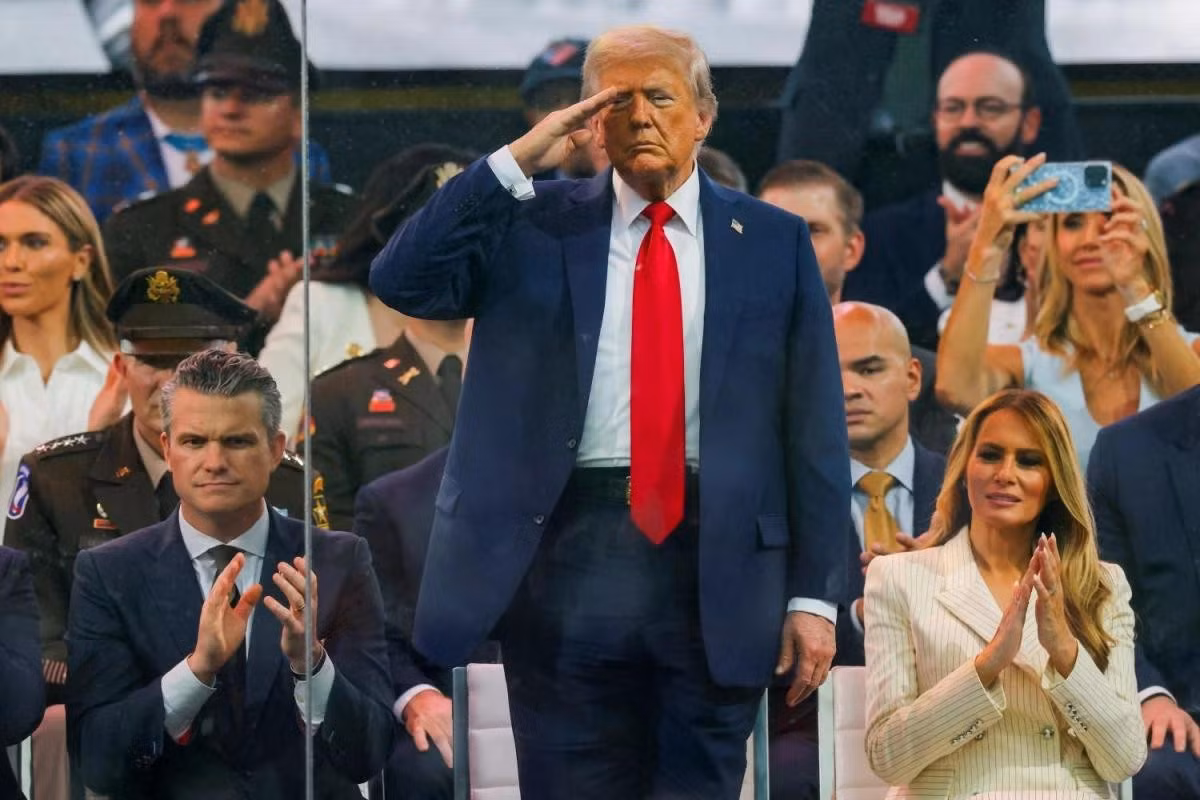 Tổng thống Mỹ Donald Trump chào kiểu nhà binh khi đoàn duyệt binh đi qua.