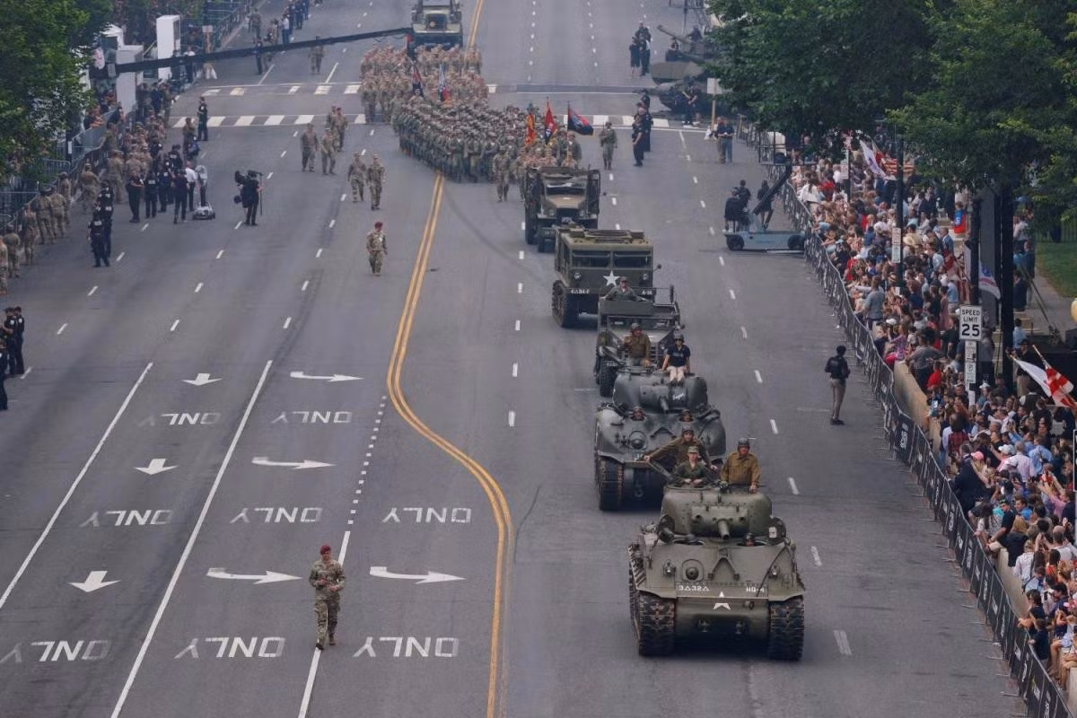 Đội hình duyệt binh được chia thành các khối đại diện cho từng giai đoạn khác nhau trong lịch sử 250 năm của lục quân Mỹ, cũng như thời hiện tại và tương lai.