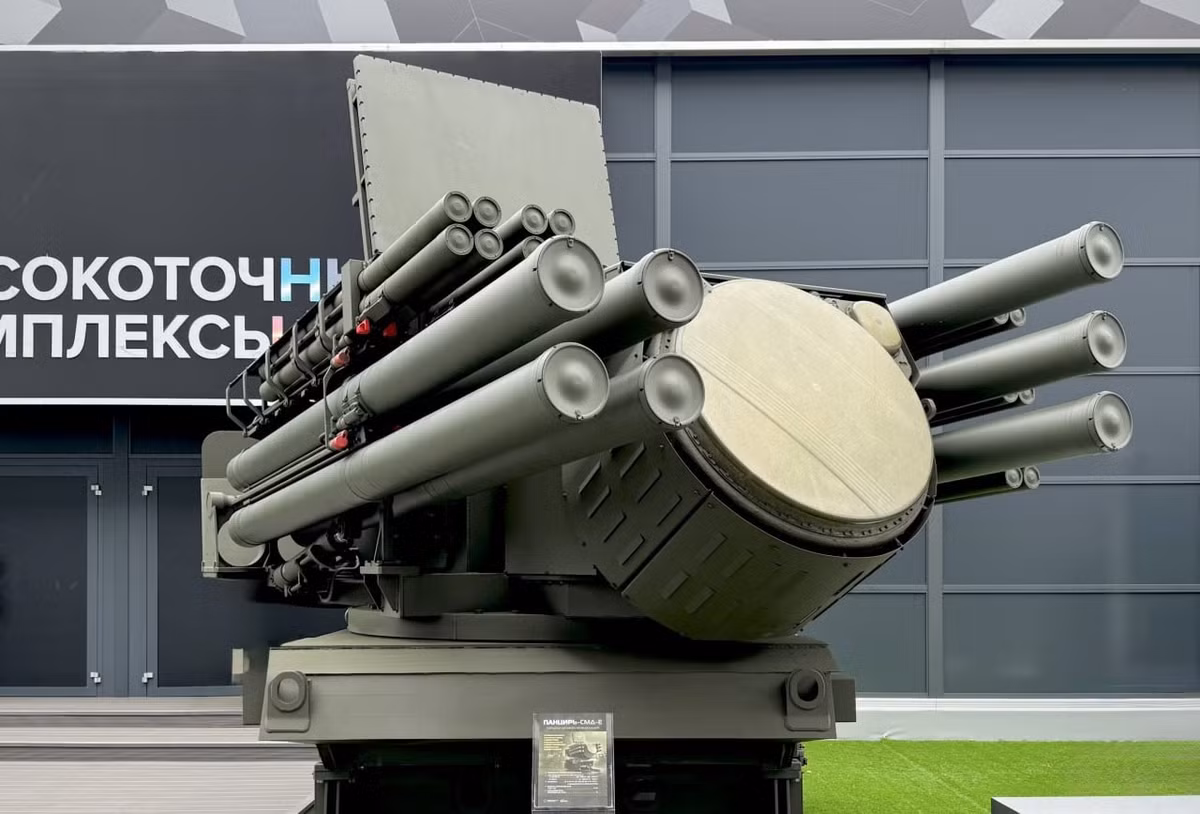 Thông cáo báo chí nêu rõ, các tên lửa tiểu hình mới này được thiết kế tích hợp vào Hệ thống phòng không Pantsir để chống lại nhiều mối đe dọa trên không, bao gồm máy bay không người lái (UAV), giúp tăng cường khả năng bảo vệ cơ sở hạ tầng quan trọng và các tài sản quân sự, cũng như nhằm thích ứng với những thách thức đang thay đổi trên chiến trường. Ảnh: Rostec