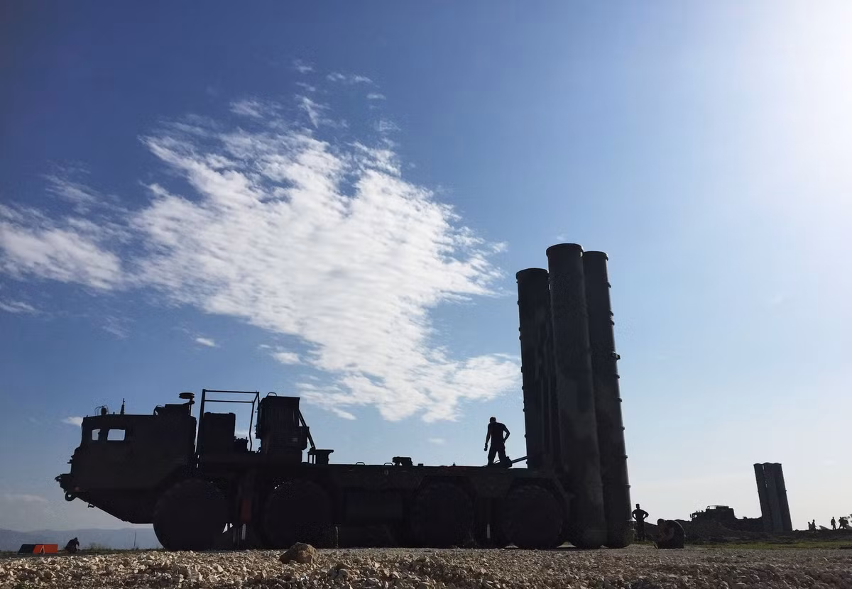 Cuộc xung đột bắt đầu từ chiến dịch chống khủng bố “Sindoor” của Ấn Độ, khi Pakistan đáp trả bằng cách tấn công các cơ sở quân sự Ấn Độ bằng máy bay không người lái, vũ khí dẫn đường và tên lửa đối đất. Lần đầu tiên, Ấn Độ đã triển khai hệ thống S-400 trong chiến đấu, bố trí tại các bang chiến lược như Punjab và Rajasthan.