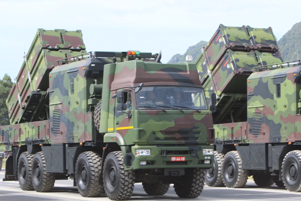 Tổ hợp bao gồm xe chỉ huy chiến đấu, xe radar, xe bệ phóng...