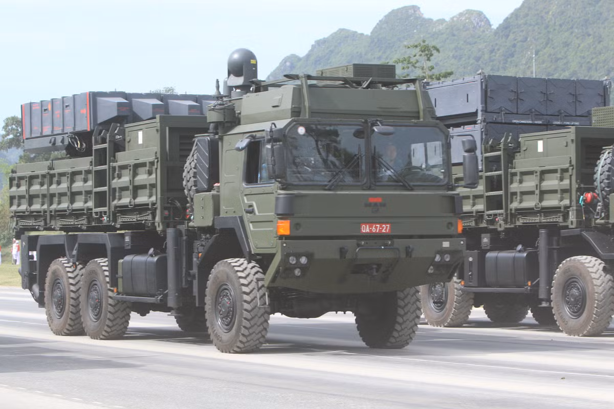 Khối xe pháo khí tài phòng không - không quân, dẫn đầu là xe chỉ huy hệ thống tên lửa phòng không hiện đại Spyder.