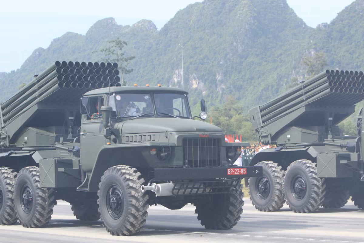 Tổ hợp pháo phản lực BM-21 đang tiến vào lễ đài.