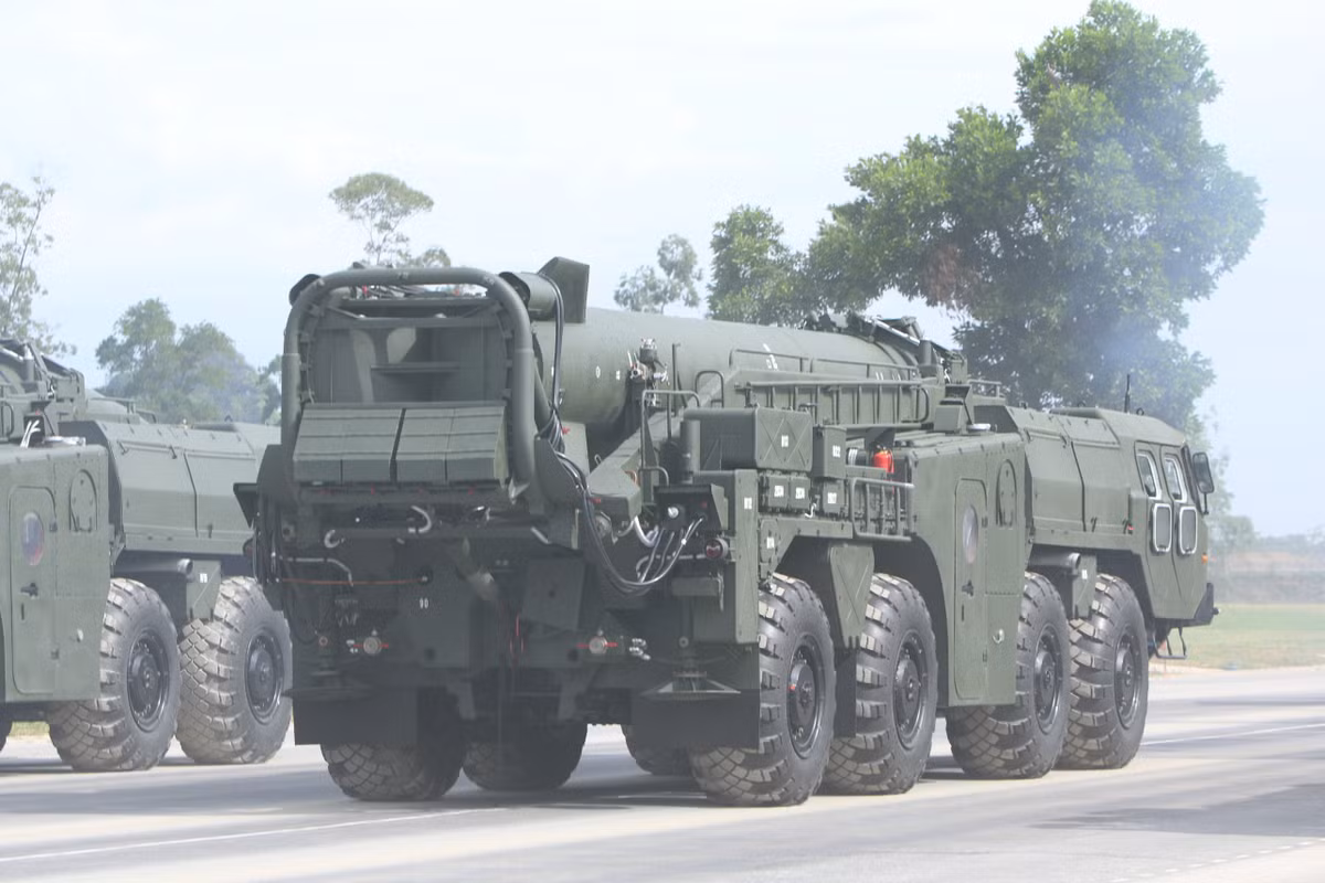 Tổ hợp tên lửa đạn đạo Scud-B với tên lửa đối đất R-17E.