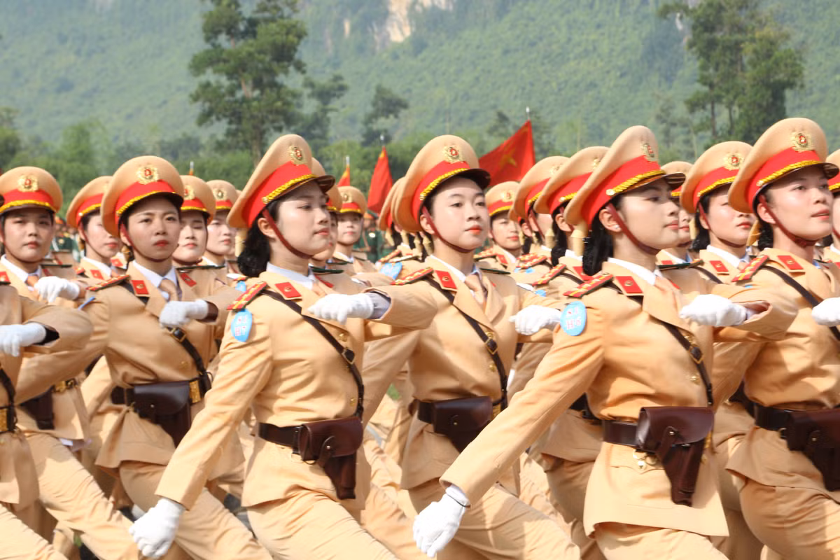 Thay mặt Quân ủy Trung ương, Bộ Quốc phòng, Đại tướng Nguyễn Tân Cương biểu dương tinh thần trách nhiệm, kết quả, thành tích mà các lực lượng tham gia tổng hợp luyện đã đạt được trong thời gian vừa qua, nhất là khi quá trình luyện tập và hợp luyện, tổng hợp luyện đều diễn ra trong điều kiện thời tiết khắc nghiệt.