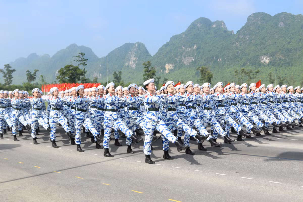 Đặc biệt, sau 40 năm (từ năm 1985), trong đội hình diễu binh qua quảng trường Ba Đình lịch sử lại có sự xuất hiện khối khí tài quân sự và xe đặc chủng công an, thể hiện sự lớn mạnh không ngừng của các Lực lượng vũ trang nhân dân Việt Nam dưới sự lãnh đạo của Đảng trong suốt 80 năm qua.