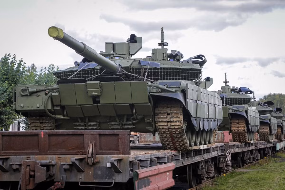 Sau đó, sản lượng tăng đều theo năm: Khoảng 60-70 chiếc trong năm 2022, 140-180 chiếc năm 2023 và ước tính 300 chiếc trong năm 2024. Theo Conflict Intelligence Team (Nhóm tình báo xung đột), các hợp đồng ký trong giai đoạn 2020-2021 đảm bảo cung cấp ít nhất 160 chiếc T-90M, bao gồm cả xe mới và xe được nâng cấp từ mẫu T-90A. Tuy nhiên, khi nguồn xe tăng cũ đã khai thác hết, Uralvagonzavod hiện đang tập trung hoàn toàn vào sản xuất mới.