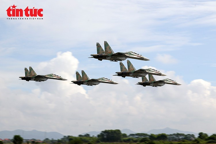 Lần đầu biên đội 5 chiếc SU-30MK2 bay sát mặt đất, thể hiện kỹ năng hiếm có.