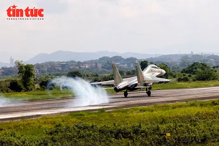 Các cán bộ, phi công Quân chủng Phòng không Không quân quyết tâm cao nhất hoàn thành xuất sắc nhiệm vụ A80 chào mừng Quốc khánh 2/9 và Đại hội đại biểu Quân chủng nhiệm kỳ 2025-2030.