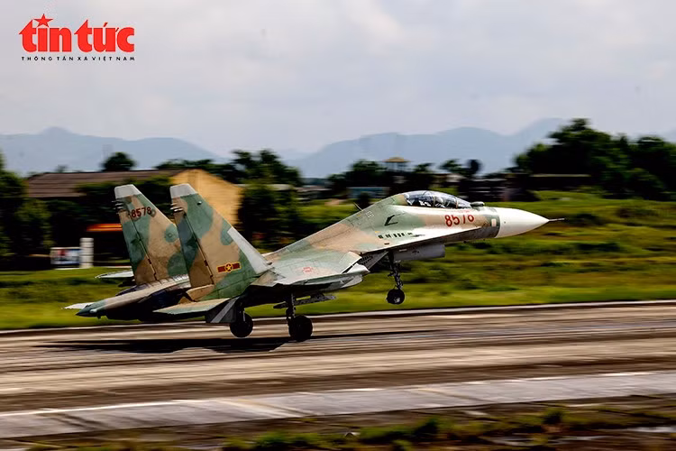 Su-30MK2 là máy bay chiến đấu hiện đại nhất của quân đội Việt Nam, được vào biên chế từ tháng 12/2006.