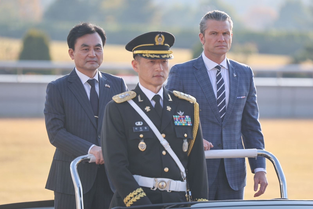 Bộ trưởng Quốc phòng Hàn Quốc Ahn Gyu Back (trái) và Bộ trưởng Chiến tranh Mỹ Pete Hegseth (phải) duyệt đội danh dự trước khi tham dự tham vấn an ninh thường niên lần thứ 57 ở Seoul, ngày 4/11/2025. Ảnh: Yonhap/TTXVN