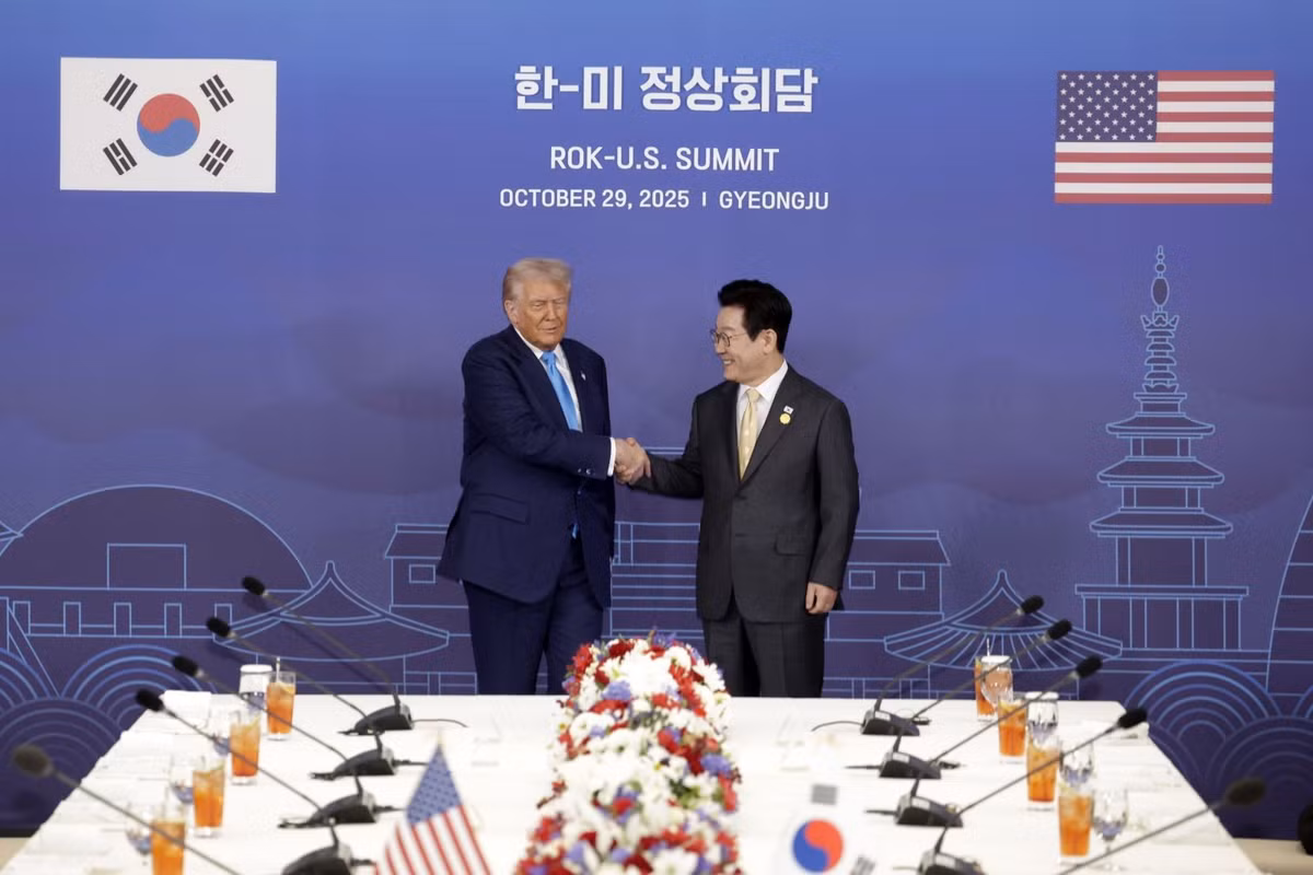 Tổng thống Hàn Quốc Lee Jae Myung (phải) và Tổng thống Mỹ Donald Trump trong cuộc hội đàm tại Gyeongju, tỉnh Bắc Gyeongsang ngày 29/10/2025. Ảnh: Yonhap/TTXVN