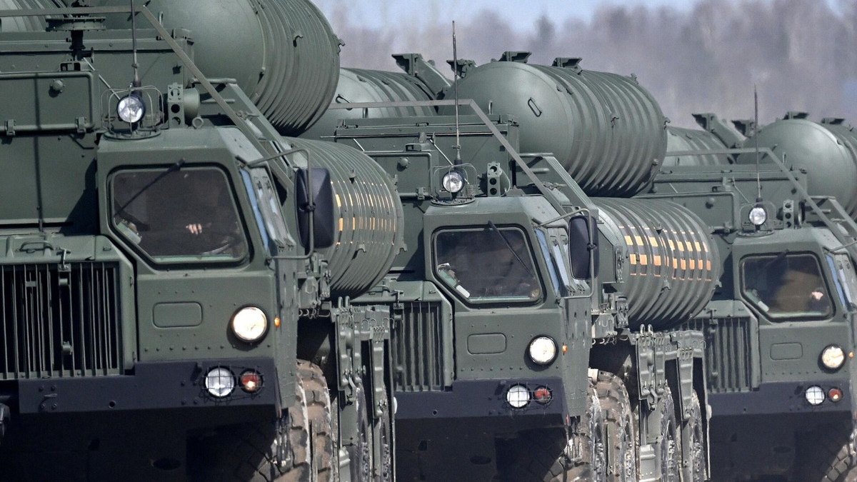 Về đạn dược, S-400 có danh mục phong phú: 48N6 (tầm 250 km), 9M96M (130 km), 40N6E (370 km), 9M100 (tầm ngắn). Trong khi đó, Patriot chủ yếu dùng MIM-104 và ERINT, có ít lựa chọn hơn so với S-400.