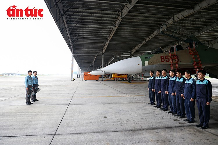 Phi công và cán bộ kỹ thuật phối hợp chặt chẽ để bảo đảm an toàn tuyệt đối cho mỗi chuyến bay.