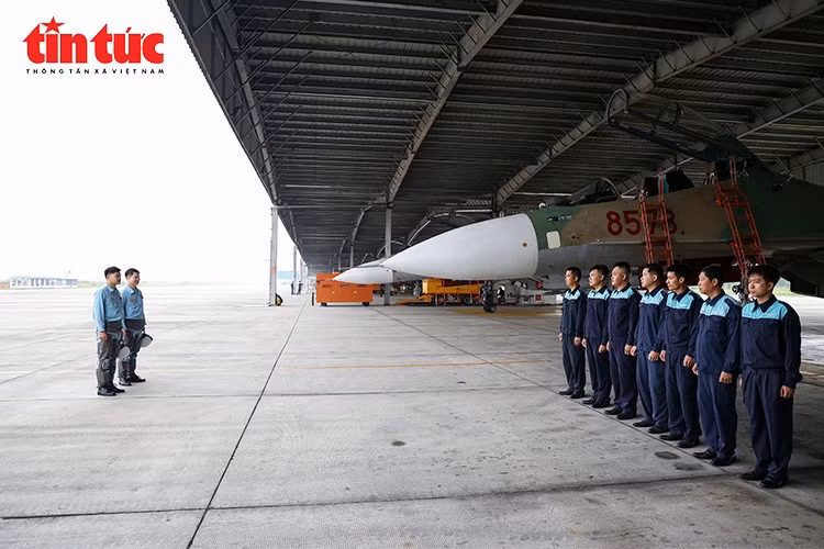 Phi công và cán bộ kỹ thuật phối hợp chặt chẽ để bảo đảm an toàn tuyệt đối cho mỗi chuyến bay.